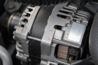 オルタネーターが故障した際の症状や原因は？部品交換にかかる費用の目安