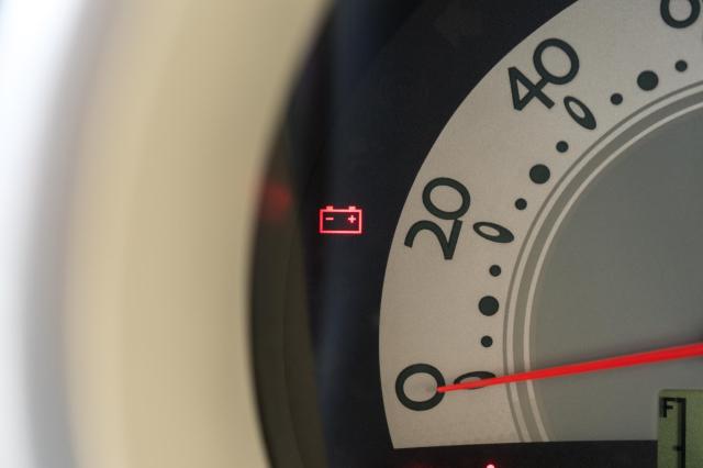 バッテリーランプ（充電警告灯）が点灯している様子