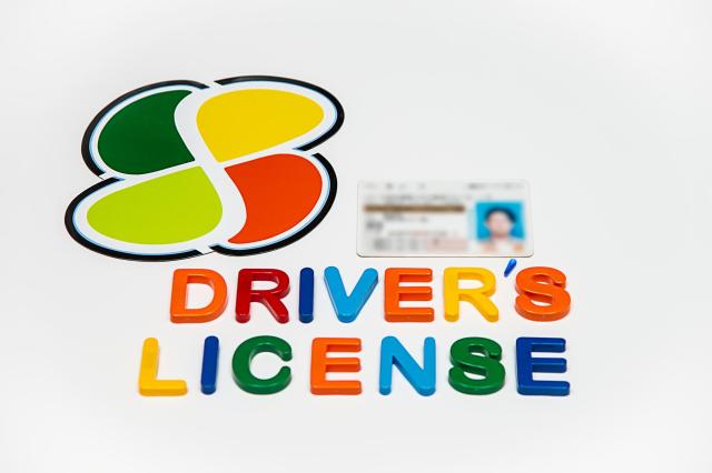 高齢者マークと運転免許証とドライバーズライセンスの文字