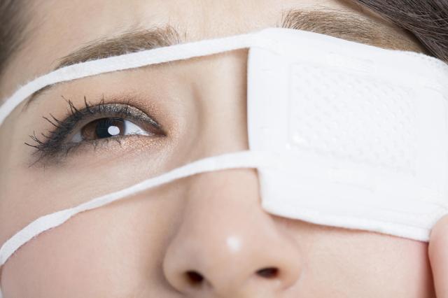 眼帯を装着した女性