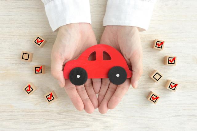 赤い車のオブジェとチェックマークが書かれた積み木