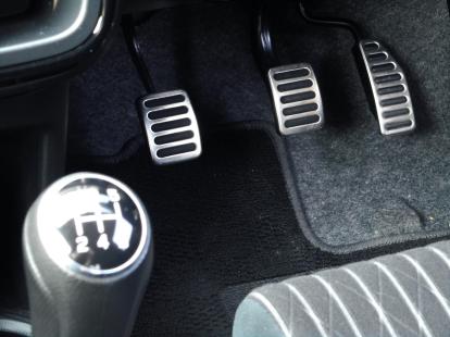 クラッチ交換の費用はどのくらい？劣化する原因や交換時期の目安も解説