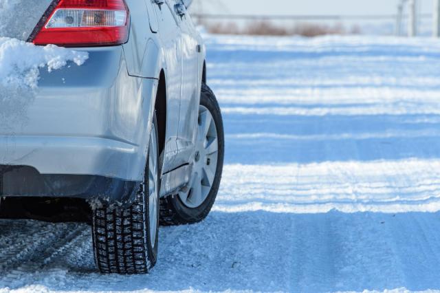 雪道を走る車