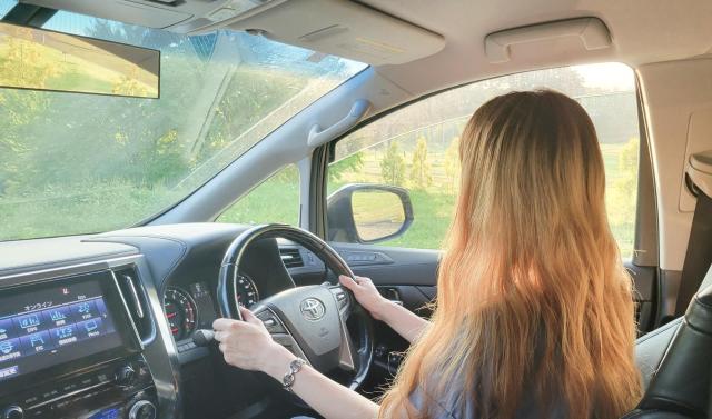 運転中の電話はハンズフリーなら合法?ルールや罰則を紹介