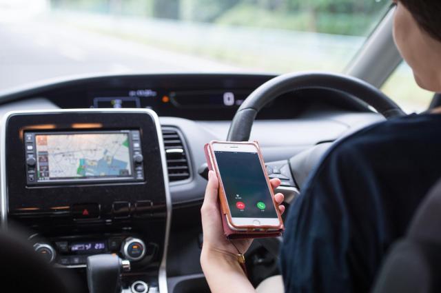 運転中の電話はハンズフリーなら合法？ルールや罰則を紹介