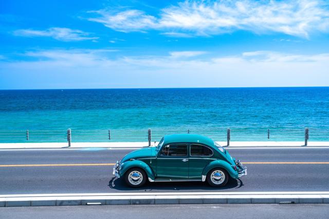 海辺を走る車