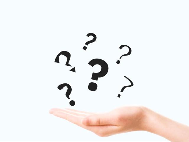 クエスチョンマークに添えられた手