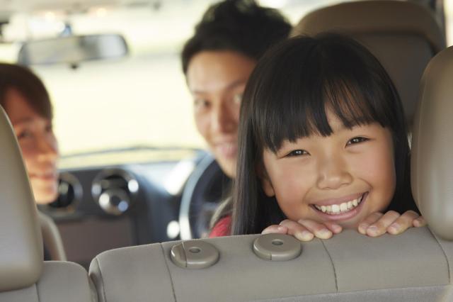 後部座席で振り返る女の子