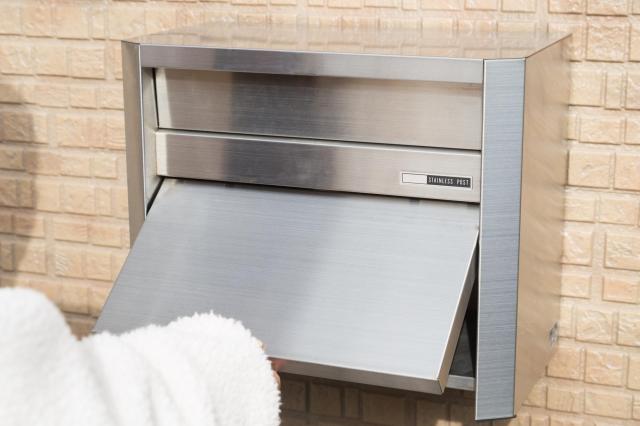 ポストに手を入れる様子