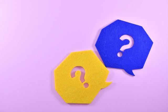 黄色と青のクエスチョンマークが書かれた吹き出し