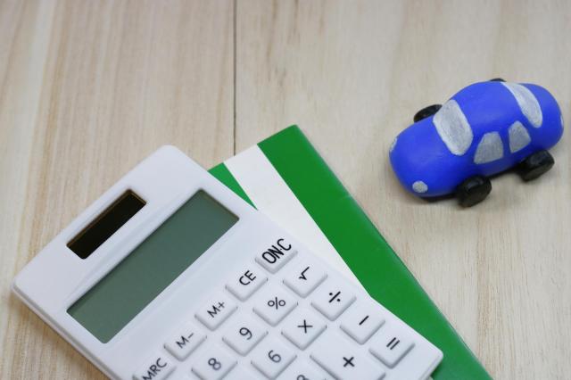 通帳と電卓とミニカー