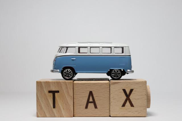 TAXと書かれた積み木とミニカー