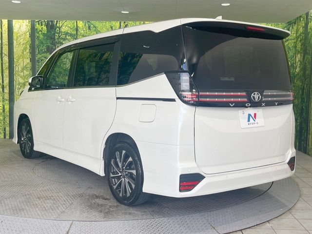 ヴォクシーの後ろ姿