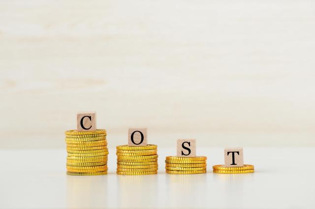 右肩下がりに積まれたコイン