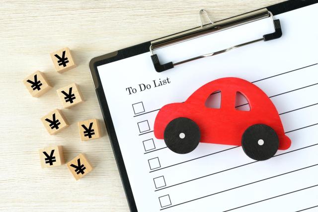 積み木に書かれた円マークとTo Do Listと赤い車のオブジェ