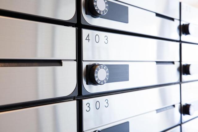 複数並んだ郵便受け