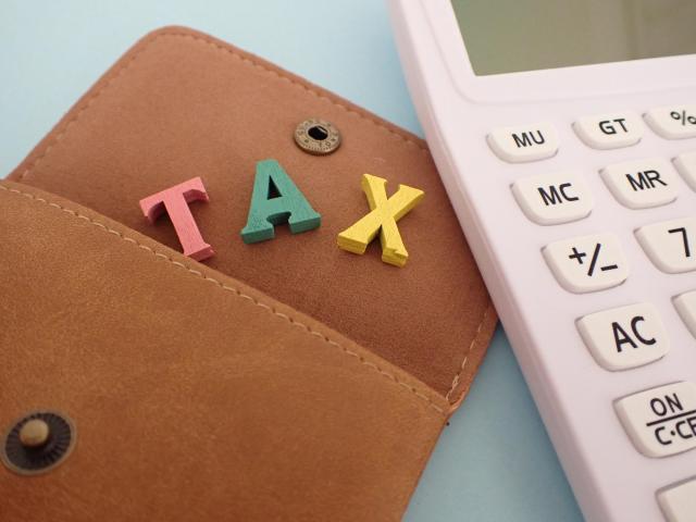 TAXのオブジェと小銭入れや電卓