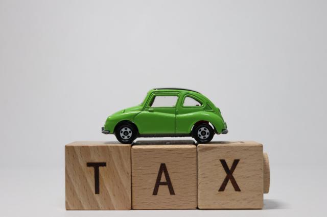 TAXと書かれた積み木と緑のミニカー