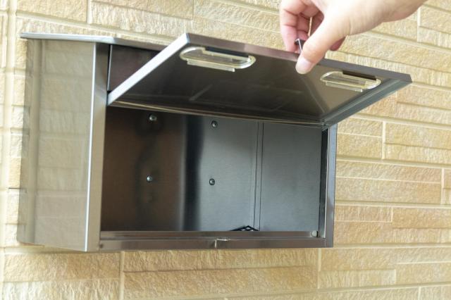 郵便受けを覗き込む様子