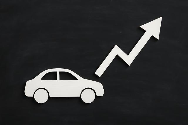 黒板に書かれた車と矢印