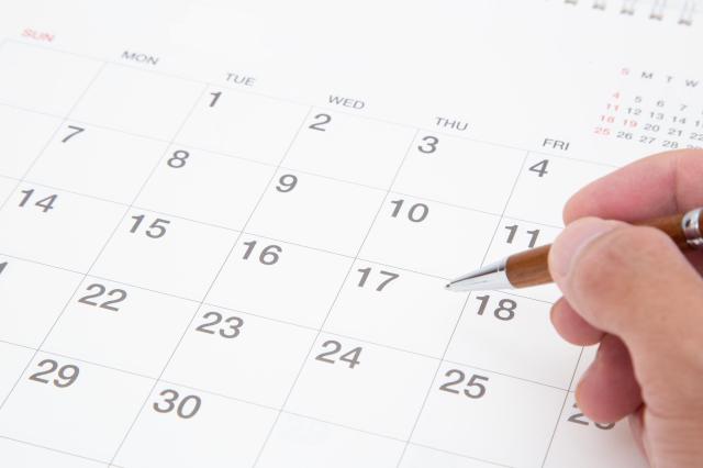 カレンダーに書き込む様子