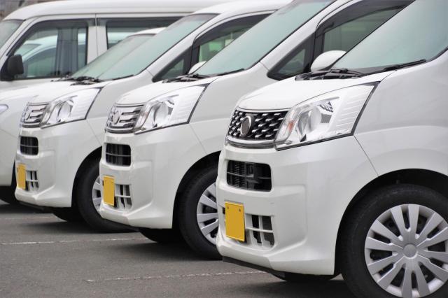 横に並んだ社用車