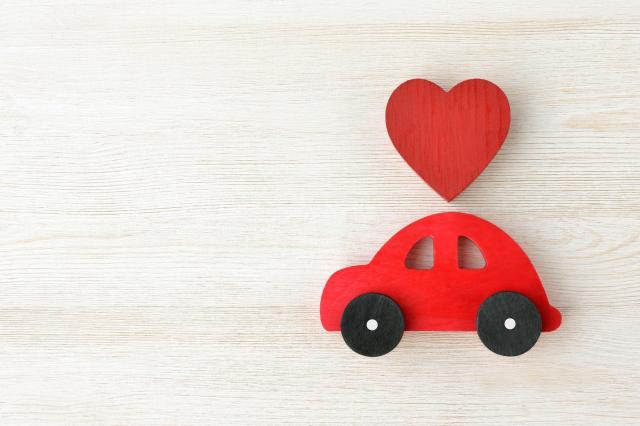 木製のハートと車のオブジェ