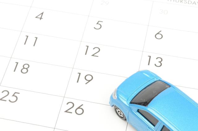 カレンダーの上に置かれたミニカー