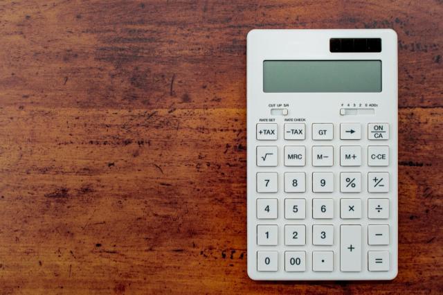 机の上に置かれた電卓