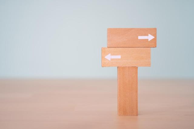 左右に向いた矢印が書かれた積み木