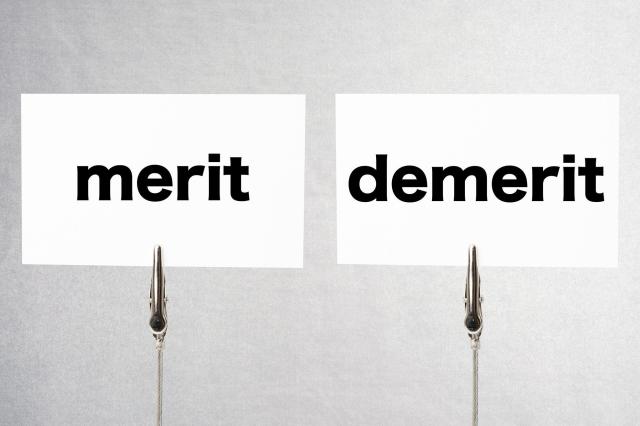 meritとdemeritの文字が書かれた紙