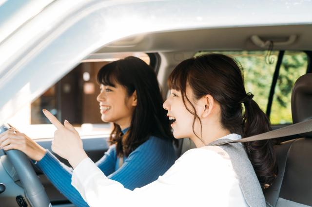 車に乗車する2人
