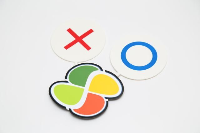 高齢者マークと丸バツのプレート