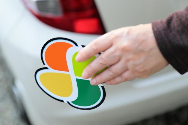 高齢者マークは何歳から付けるのが正解?貼り方の決まりや罰則の有無