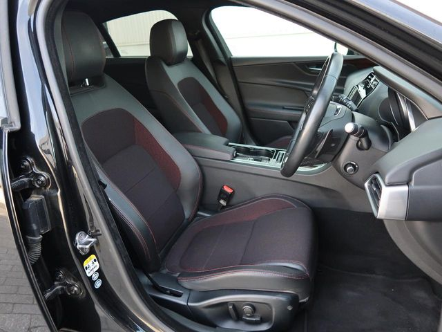 ジャガーXEの魅力は？歴史や特徴・ラインアップ・売買価格を詳しく紹介