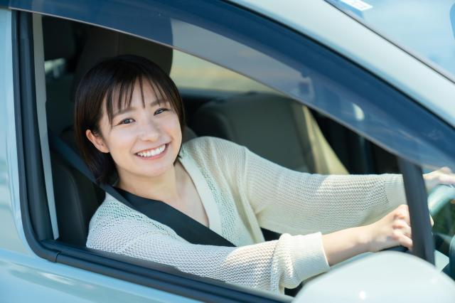 楽しそうに運転する女性のイメージ