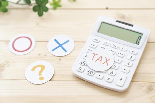 電卓と丸・バツ・クエスチョンマークのカード