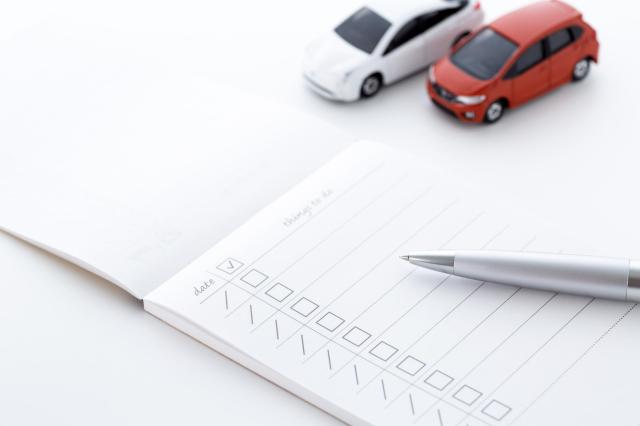 2つのミニカーとメモ帳