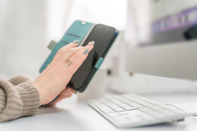 スマホで検索する様子