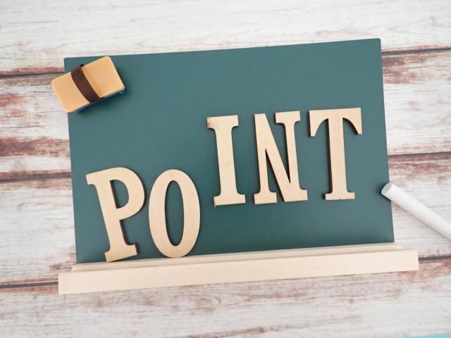 黒板に置かれたPOINTの文字のオブジェ