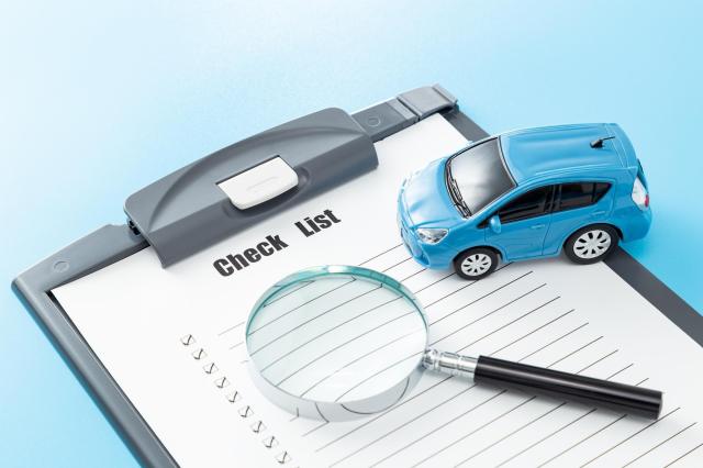 ミニカーとチェックリストと虫眼鏡