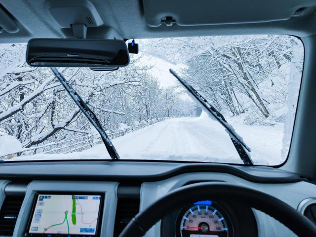 冬道を走る車の運転席