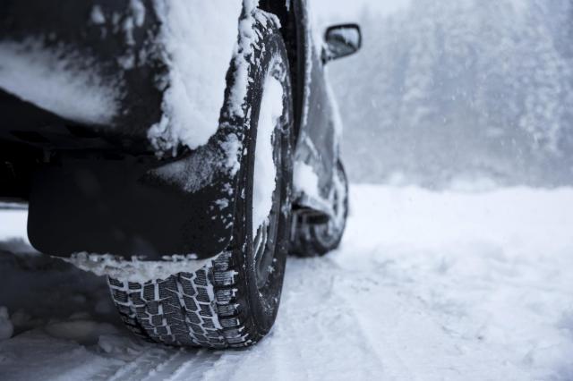 4WDならノーマルタイヤで雪道を走れる？冬のドライブに備える装備を紹介
