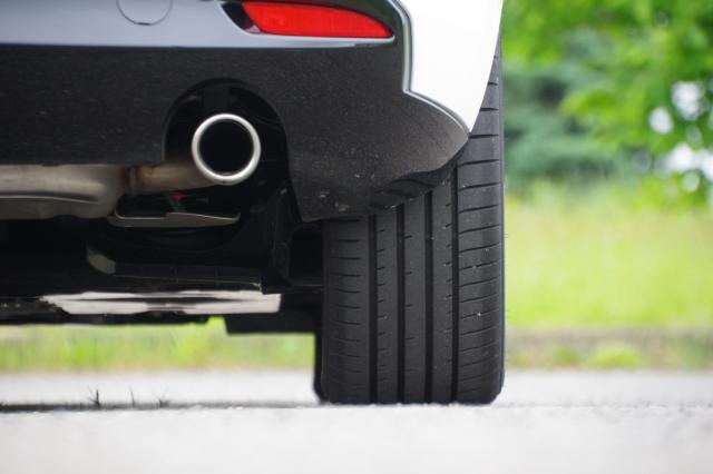 ノーマルタイヤを履いた車