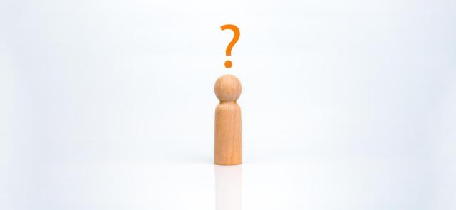 エスチョンマークと木製の人形
