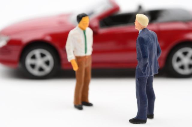 ミニカーと2人の人形