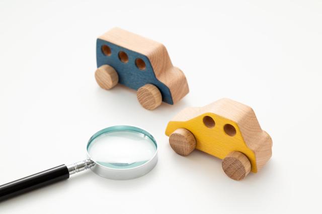 木製の車と虫眼鏡