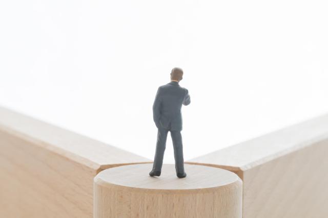 分かれ道に立つ人のオブジェ