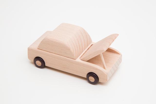 木製の車のオブジェ