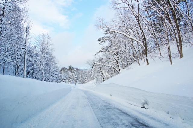 FFは雪道を走行できる?駆動方式ごとの雪道を走るときのポイント